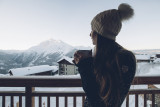 Profiter de la vue sur les montagnes depuis son balcon