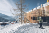 Vue sur le skiroom et l'accès ski aux pieds