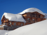 Chalet sous la neige