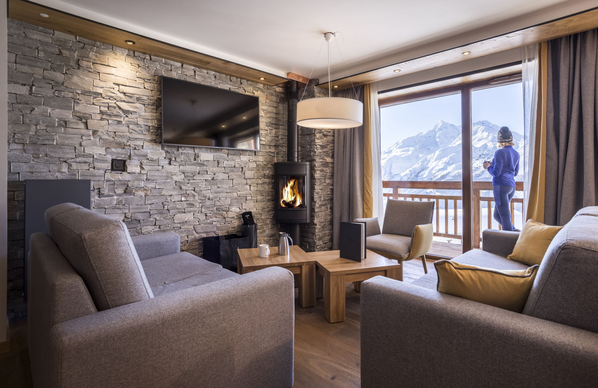 Exemple d'un coin salon avec poêle à bois d'une suite supérieurer (78 m²)