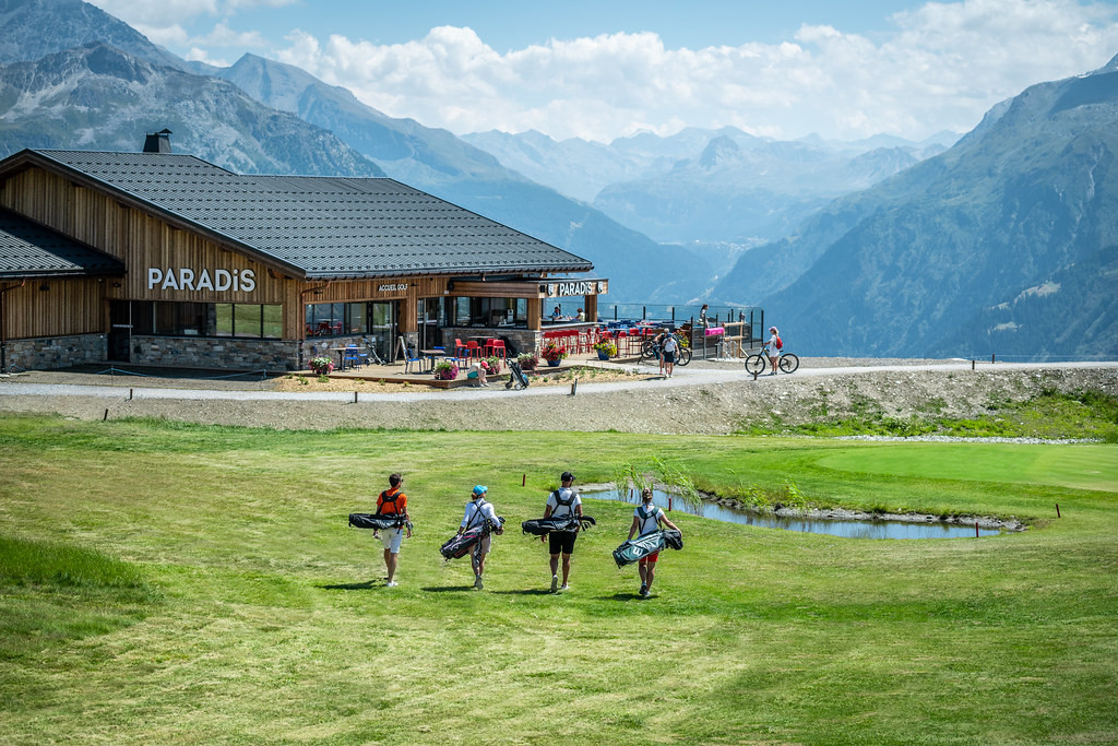 PARADIS, le club house du golf à La Rosière