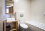 salle-de-bain-1-appartement-roc-noir-RIT011-residence-miravidi-la-rosiere
