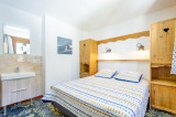 Chambre 1, lit double avec lavabo, Le Tyrol, La Rosière