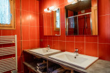 salle-de-douche-2-appartement-CH001C-chalet-les-charmettes-la-rosiere-vue-1
