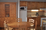 cuisine-et-salon-appartement-VA023-les-chalets-du-valaisan-la-rosiere