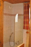 salle-de-bain-appartement-VA023-les-chalets-du-valaisan-la-rosiere-vue-1