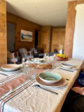 table-a-manger-appartement-chri05-le-christiania-la-rosiere-vue-2