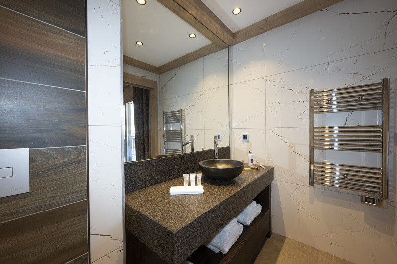Salle de douche, Suite Appartement Exécutive, hôtel Alpen Lodge, La Rosière, vue 1 Salle de douche, Suite Appartement Exécutive, hôtel Alpen Lodge, La Rosière, vue 1