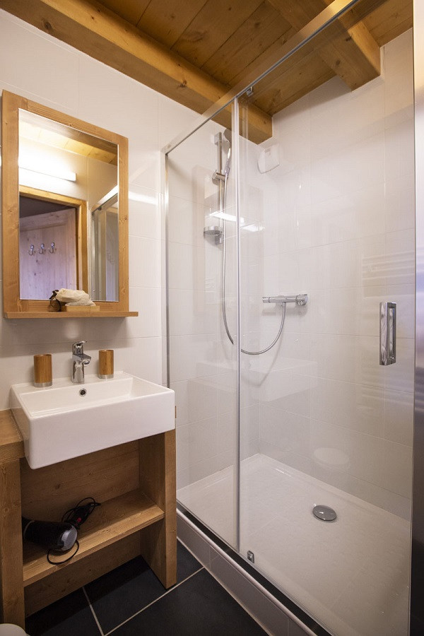 salle-de-bain-1-appartement-bellecombe-RIT001-residence-miravidi-la-rosiere