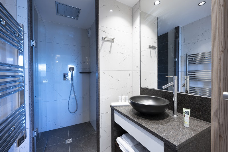 salle-de-douche-suite-junior-prestige-hotel-alpen-lodge-la-rosiere