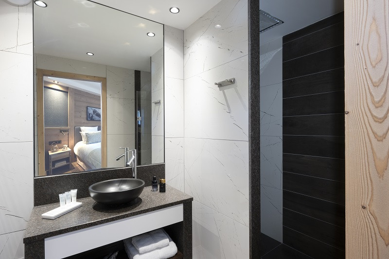 Salle de douche, Suite Familiale, hôtel Alpen Lodge, La Rosière