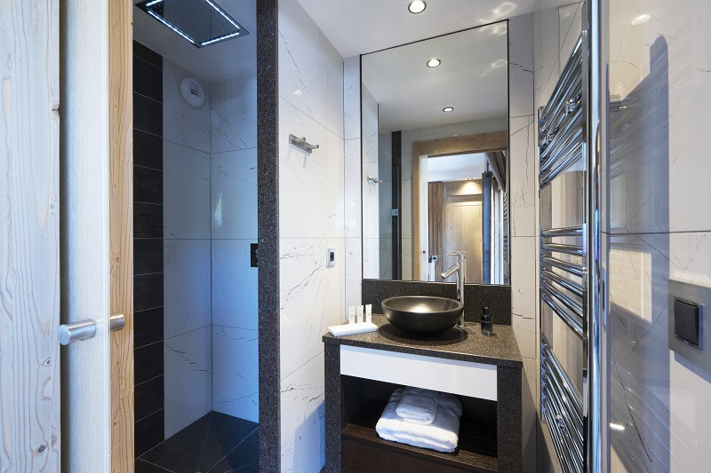 salle-de-douche-suite-junior-hotel-alpen-lodge-la-rosiere