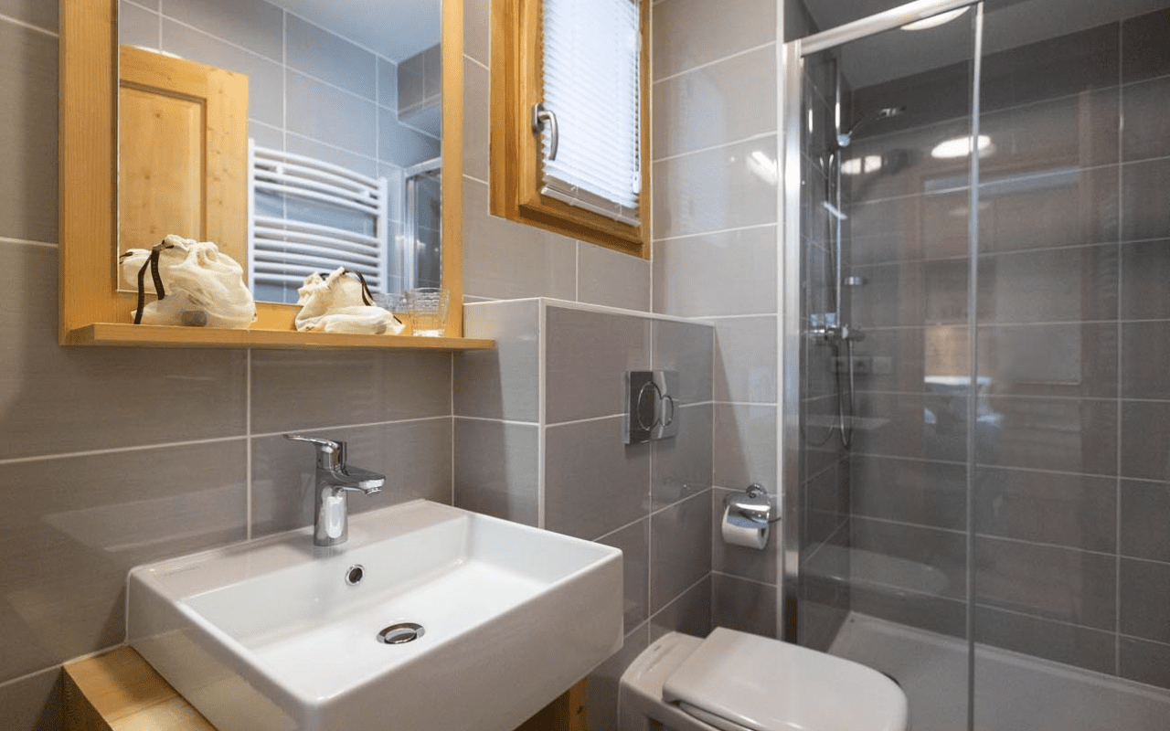 Room 202745-551301 Room 202745-551301