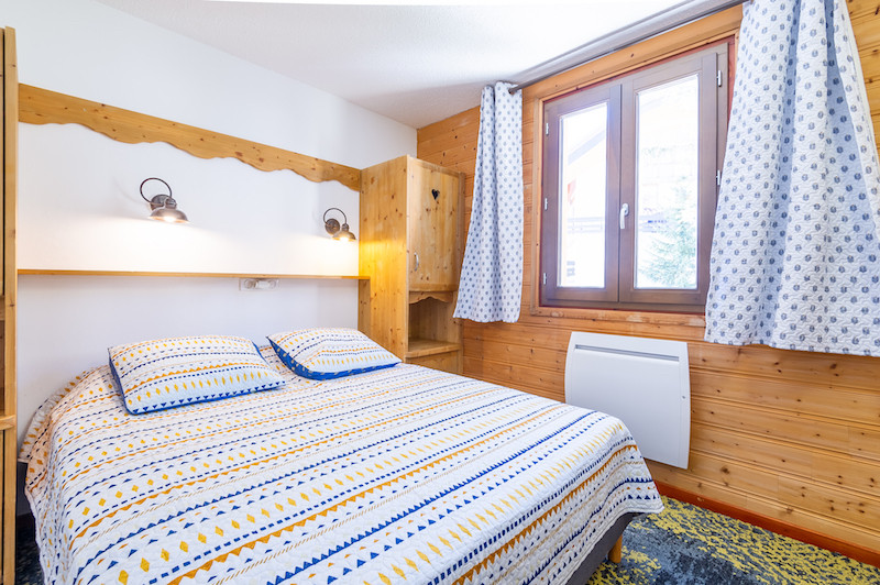 Chambre 1, lit double avec lavabo, Le Tyrol, La Rosière