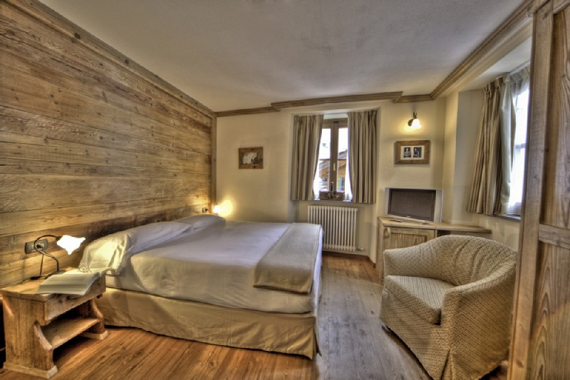 comfort-bedroom-of-the-miramonti-hotel-la-rosiere-booking-service