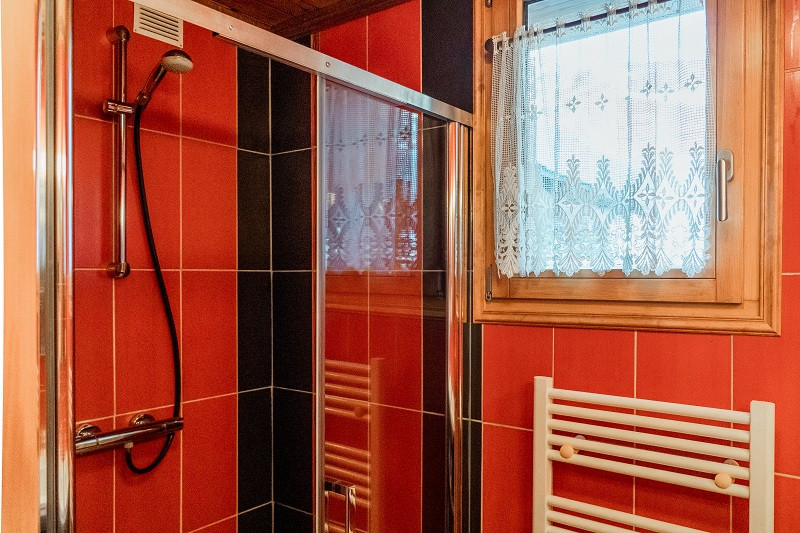 salle-de-douche-2-appartement-CH001C-chalet-les-charmettes-la-rosiere-vue-2