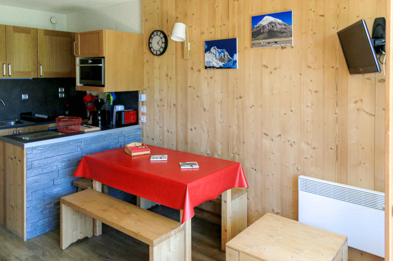 Séjour et cuisine, Studio cabine CR02F, Les Chalets de La Rosière, vue 1