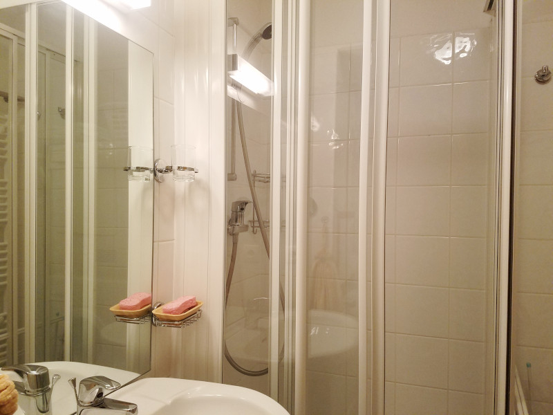 salle-de-bain-2-appartement-nv005-les-niverolles-la-rosiere-vue-1