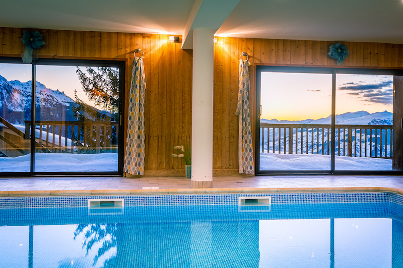 Piscine intérieure avec vue sur les montagnes, Le Tyrol, La Rosière