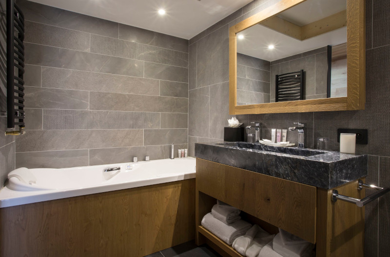 Salle de bain Suite Supérieure 78m² salle de bain suite superieure hotel alparena la rosiere