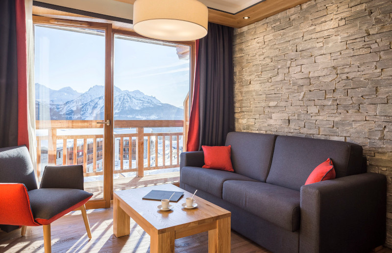 Salon Suite Supérieure Famille 52m² salon suite superieure famille hotel alparena la rosiere