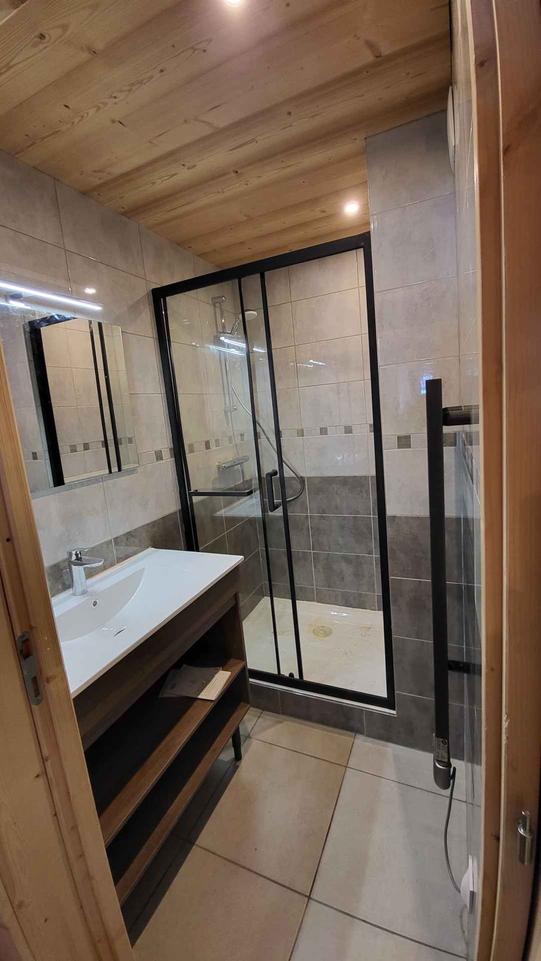 salle-de-douche-appartement-chezjean-la-rosiere