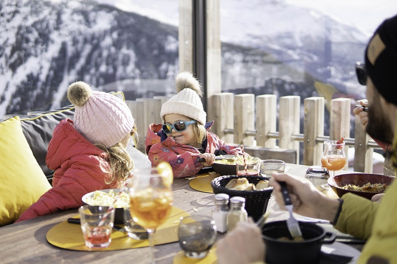Terrasse ensoleillée pour un repas en famille Terrasse ensoleillée pour un repas en famille