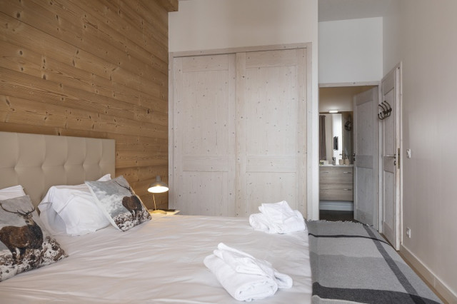 Chambre 1, Appartement 4 pièces, Le Hameau de Barthélémy, La Rosière, vue 2 - © Manu Reyboz chambre-1-appartement-4-pieces-le-hameau-de-barthelemy-la-rosiere-vue-2