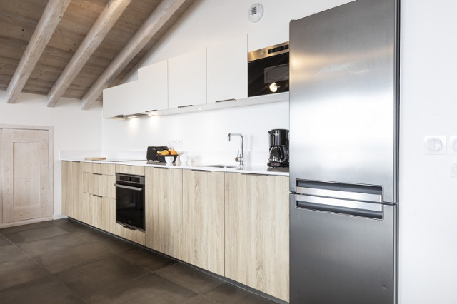 cuisine-appartement-3-pieces-le-hameau-de-barthelemy-la-rosiere-vue-1
