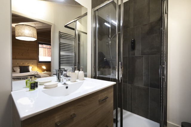 Salle d'eau 1, Appartement 3 pièces, Le Hameau de Barthélémy, La Rosière - © Manu Reyboz salle-de-douche-1-appartement-3-pieces-le-hameau-de-barthelemy-la-rosiere