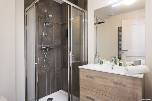 Salle d'eau 2, Appartement 3 pièces, Le Hameau de Barthélémy, La Rosière - © Manu Reyboz salle-de-douche-2-appartement-3-pieces-le-hameau-de-barthelemy-la-rosiere
