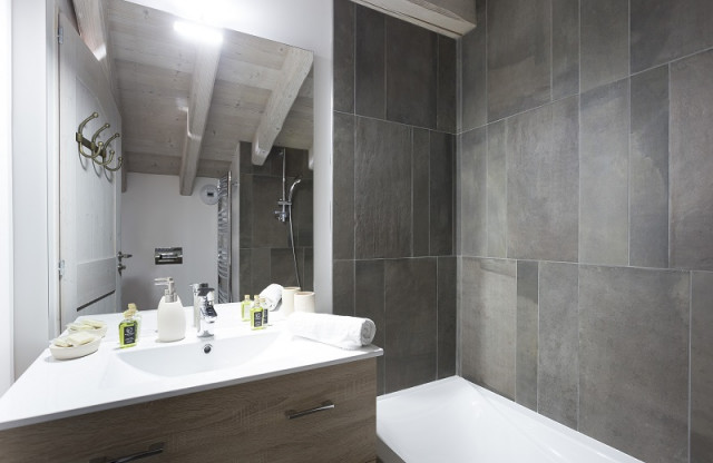 Salle de bain 1, Appartement 3 pièces, Le Hameau de Barthélémy, La Rosière - © Manu Reyboz salle-de-bain-1-appartement-3-pieces-le-hameau-de-barthelemy-la-rosiere