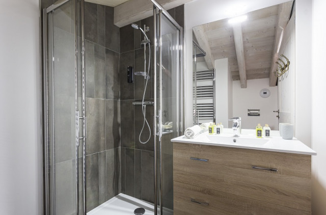 Salle d'eau 2, Appartement 3 pièces, Le Hameau de Barthélémy, La Rosière - © Manu Reyboz salle-de-douche-2-appartement-3-pieces-le-hameau-de-barthelemy-la-rosiere