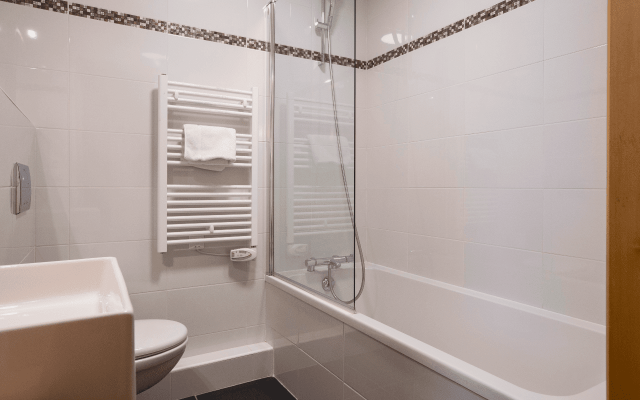 Room 202770-551333 Room 202770-551333