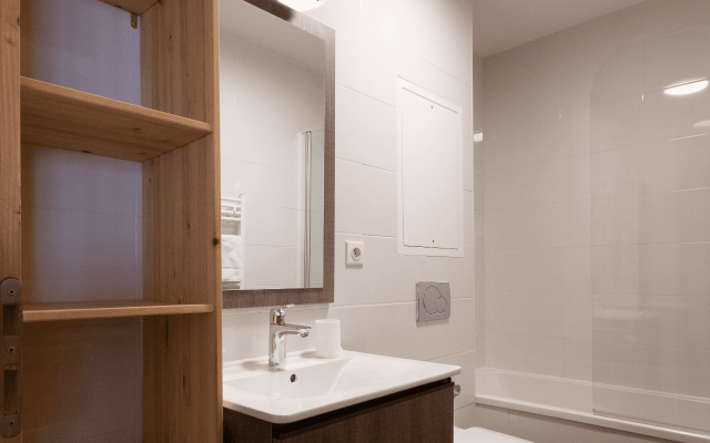 Room 202767-551328 Room 202767-551328