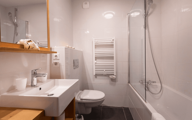 Room 202766-551327 Room 202766-551327