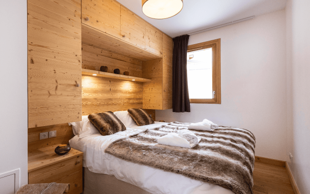 Room 202766-551327 Room 202766-551327