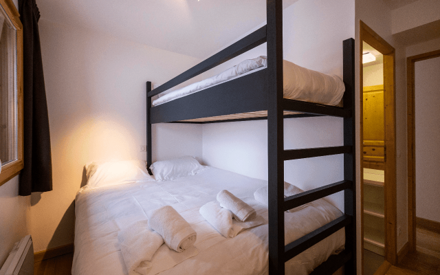 Room 202761-551321 Room 202761-551321