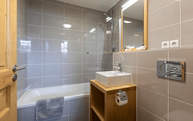 Room 202745-551301 Room 202745-551301