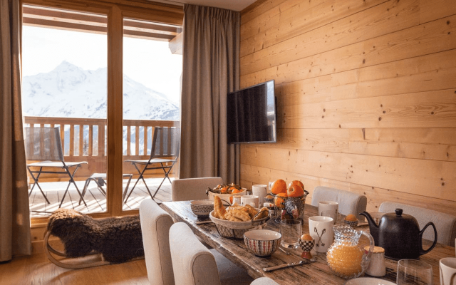 Room 202747-551303 Room 202747-551303