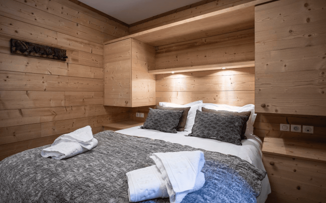 Room 202747-551303 Room 202747-551303