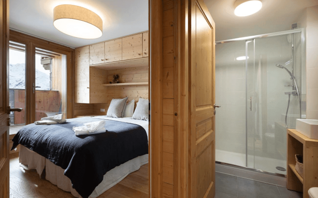 Room 202749-551305 Room 202749-551305