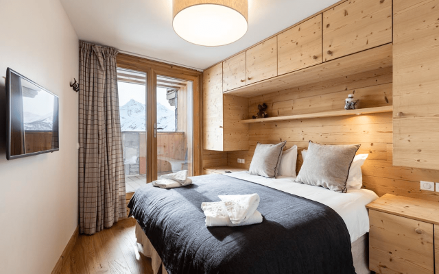 Room 202749-551305 Room 202749-551305