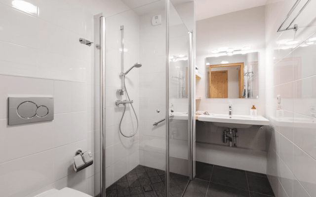 Room 202751-551308 Room 202751-551308