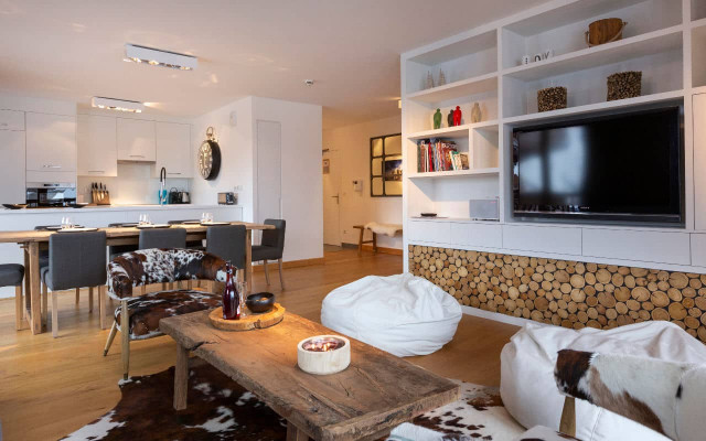 Room 202761-551321 Room 202761-551321