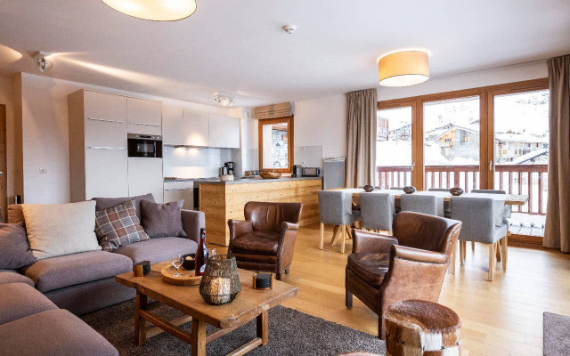 Room 202766-551327 Room 202766-551327