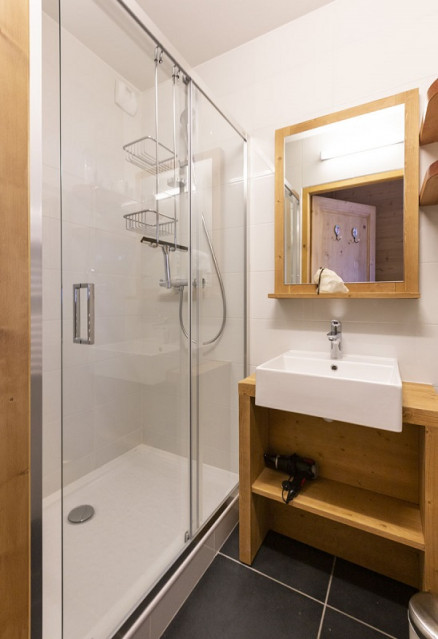 Salle de bain 1, Appartement Petit Bois RIT013, Résidence Miravidi, La Rosière salle-de-bain-1-appartement-petit-bois-RIT013-residence-miravidi-la-rosiere