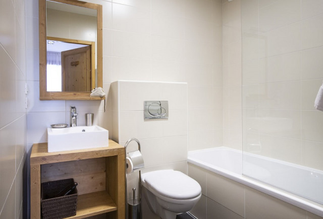 Salle de bain 1, Appartement Roc Noir RIT011, Résidence Miravidi, La Rosière salle-de-bain-1-appartement-roc-noir-RIT011-residence-miravidi-la-rosiere