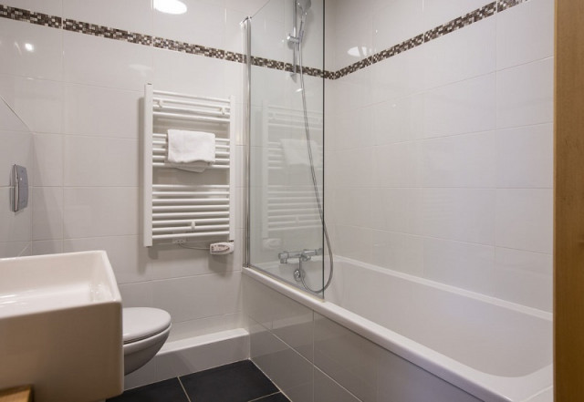 Salle de bain 1, Appartement San Bernardo RIT012, Résidence Miravidi, La Rosière salle-de-bain-1-appartement-san-bernardo-RIT012-residence-miravidi-la-rosiere