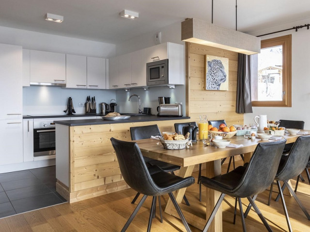 Cuisine et salle à manger, Appartement Arnica RIT001, Chalet Grivola, La Rosière, vue 2 cuisine-et-salle-a-manger-appartement-arnica-RIT001-chalet-grivola-la-rosiere-vue-2